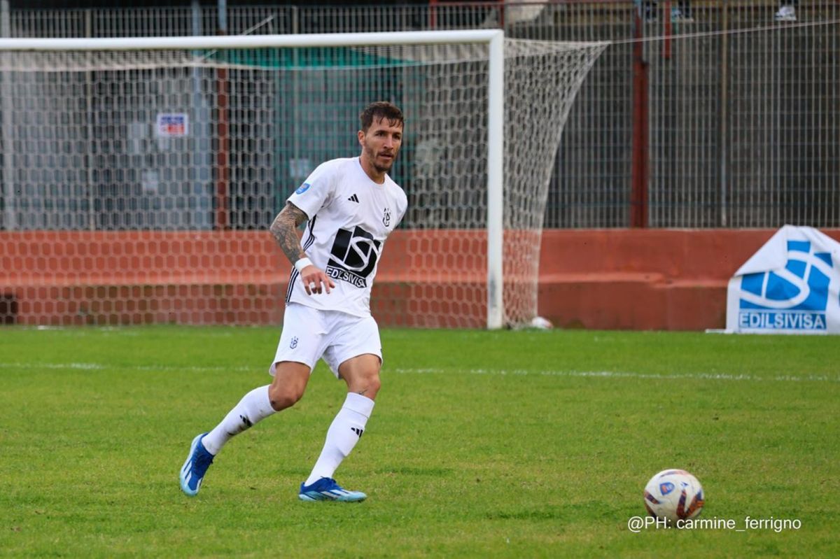 EXPERIENCIA EUROPEA. Franco Sbuttoni defiende la camiseta de Gela de Italia.