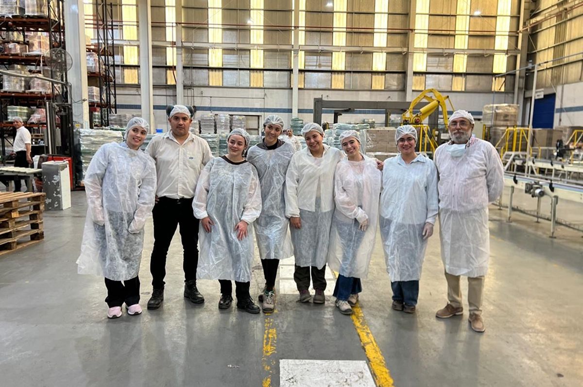 PRÁCTICAS. Las integrantes de la primera camada de Ingeniería Ambiental de la UNSTA durante una visita técnica a una fábrica. / CORTESÍA AMIRA UEZEN