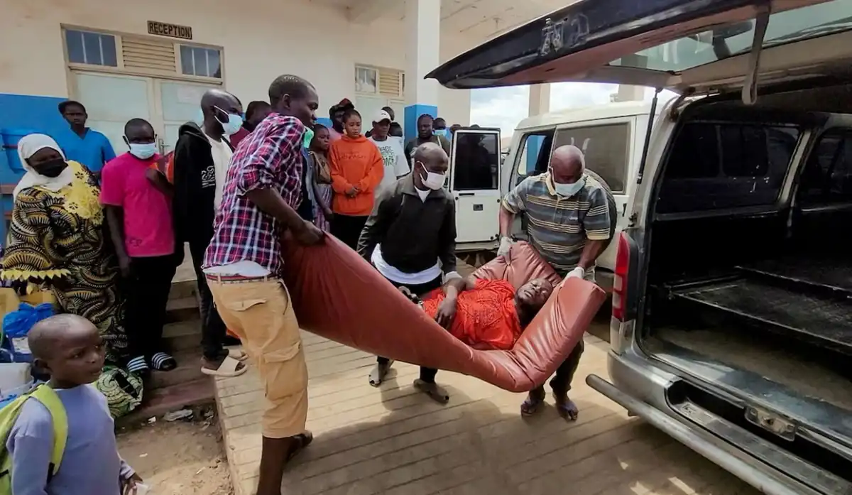 Un hombre es trasladado desde una ambulancia al llegar al Hospital General de Bunia tras la confirmación de un brote de ébola en la provincia de Ituri, en la República Democrática del Congo. Victoire Mukenge (REUTERS)