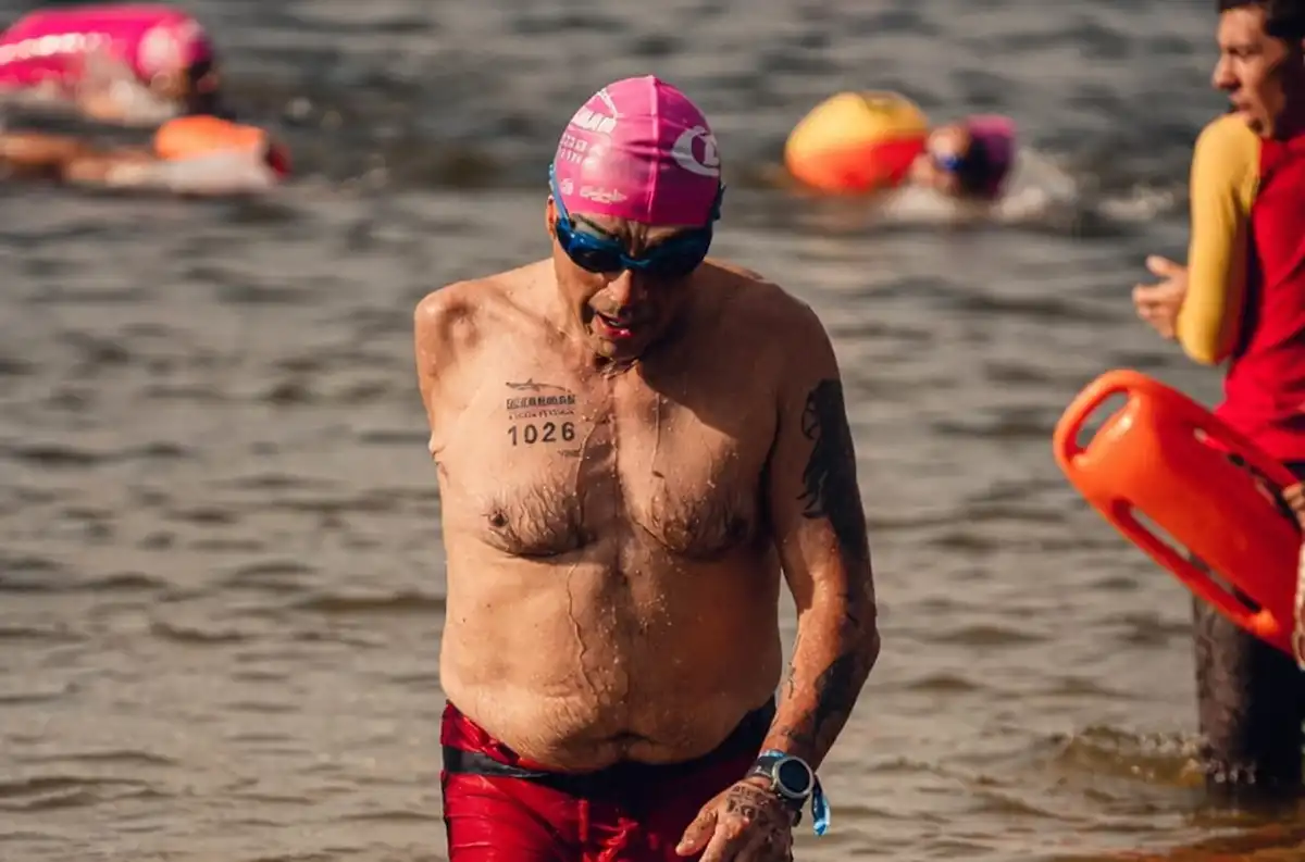 CORAJE. Con un solo brazo y una determinación inquebrantable, Guillermo desafía las aguas abiertas y sus propios límites.
