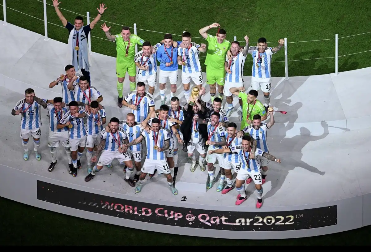 GLORIA. Los jugadores argentinos celebran con la Copa del Mundo en Qatar 2022, el título que puso fin a 36 años de espera y le dio al país su tercera estrella.