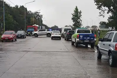 Una policía y su padre murieron al chocar su moto contra un camión cerca del Mercofrut