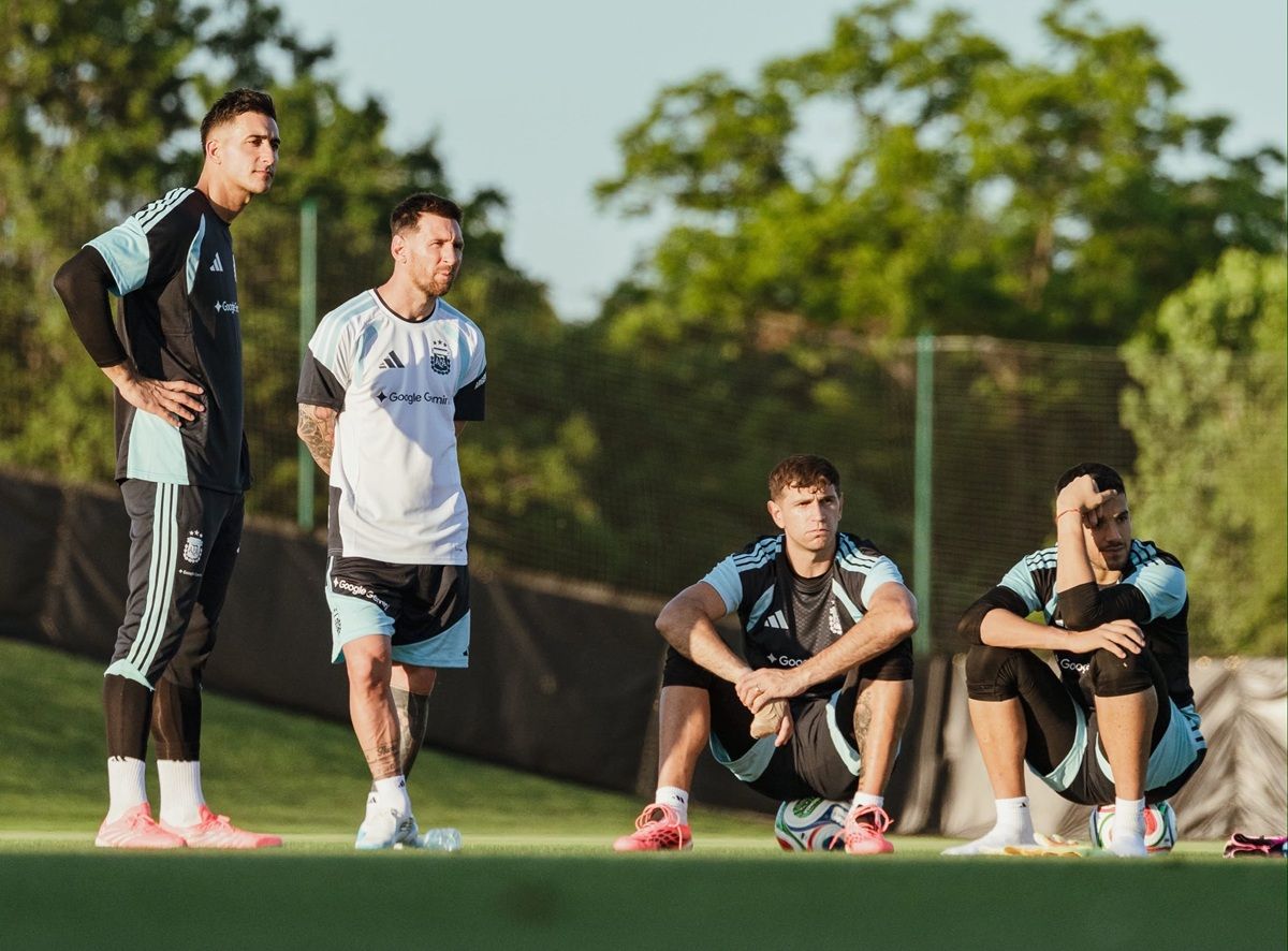 ENTRENAMIENTO. A días del debut mundialista, Juan Musso, Lionel Messi, Emiliano “Dibu” Martínez y Gerónimo Rulli participaron de la práctica en Kansas, una de las sedes que albergará a la Selección durante la fase de grupos.
