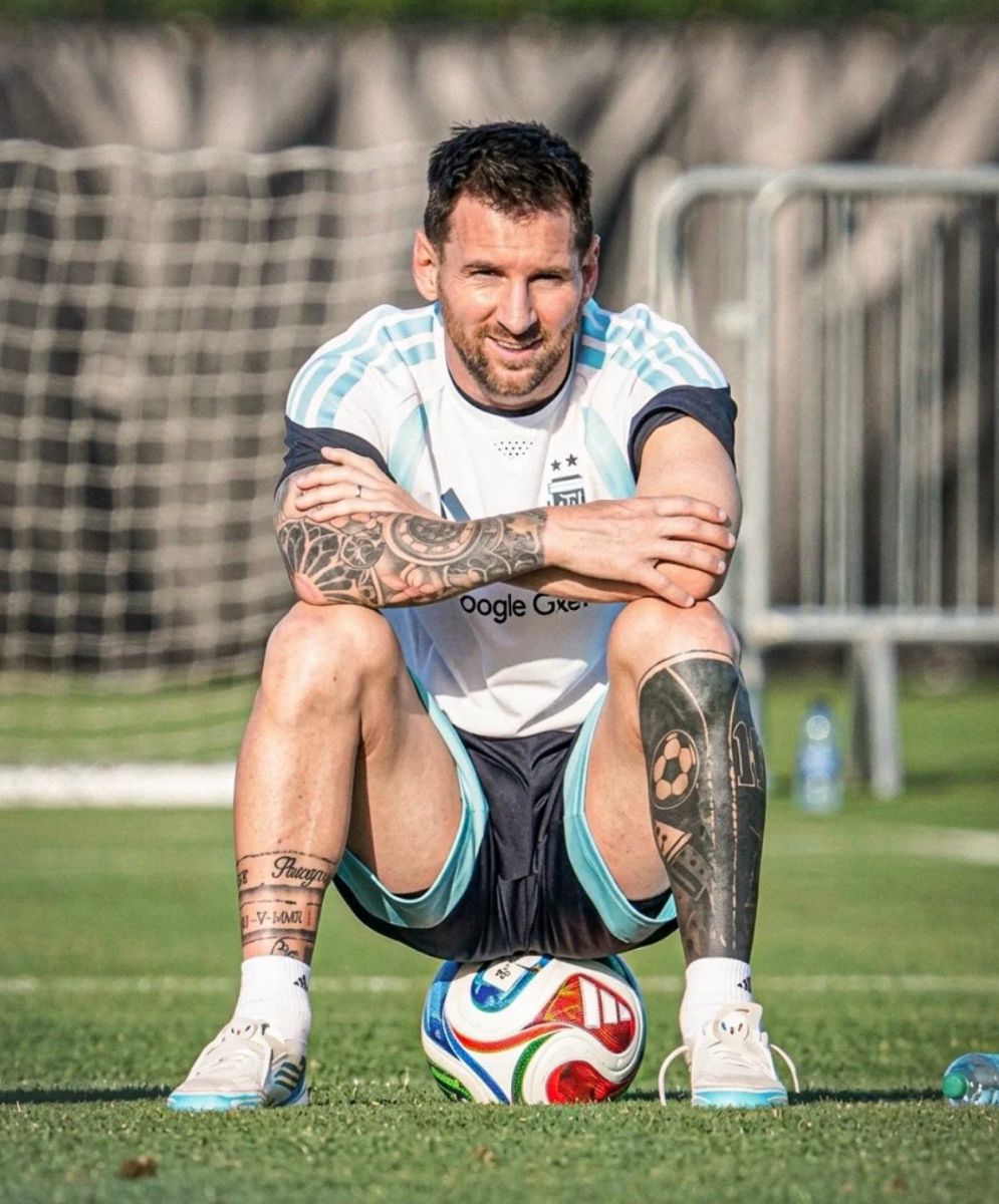 REFERENTE. En Kansas, Messi ajusta detalles junto al plantel argentino en la previa del debut mundialista.